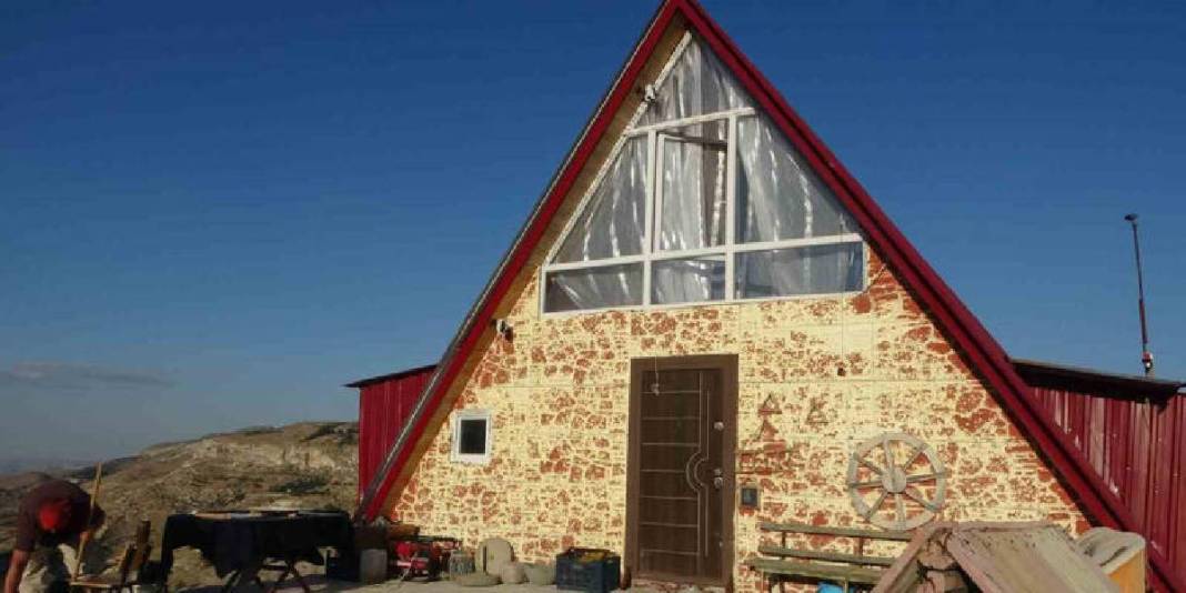 Depremden korktu 1600 rakıma yerleşti! Bu evi gören dönüp bir daha bakıyor: Adeta küçük bir müze… 6